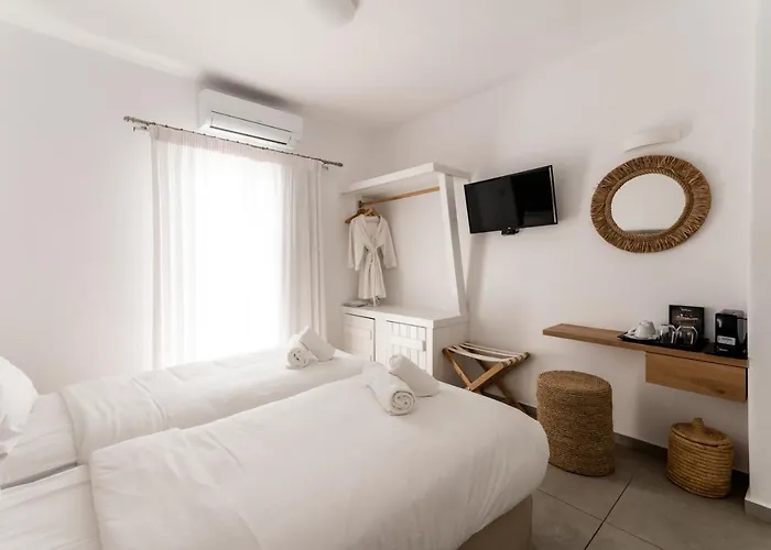 Super Paradise Hotel